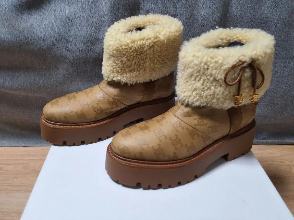 セリーヌ トリオンフ ファーブーツ 250