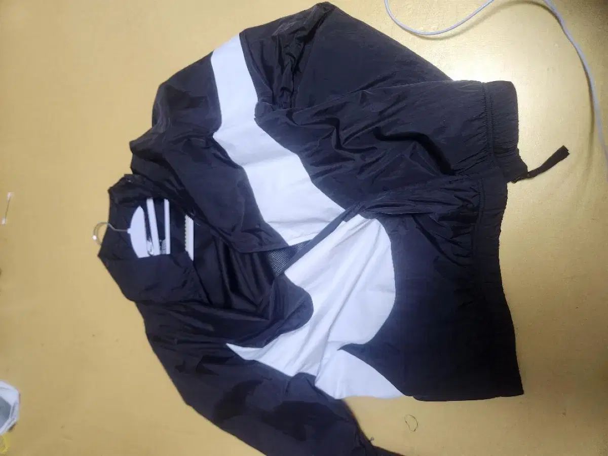 ナイキ スウッシュ ウィンドブレーカー