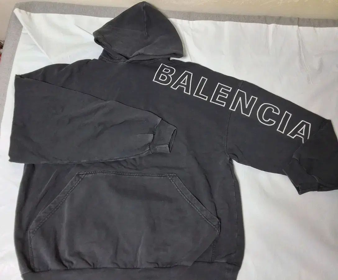 バレンシアガ アウトライン フーディー