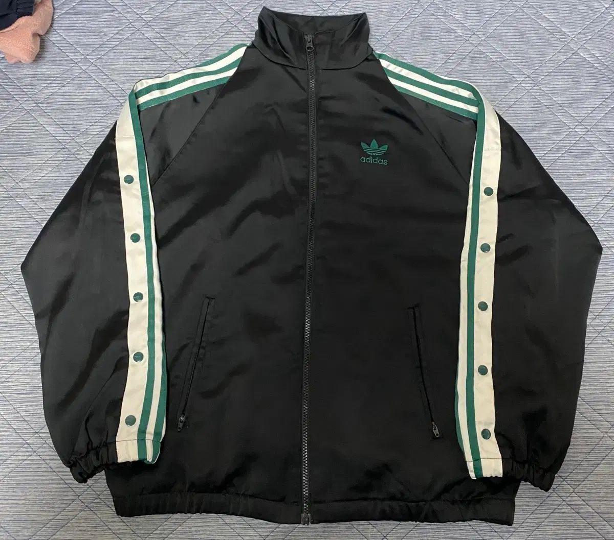 アディダス 新 サテン トラックジャージ XS