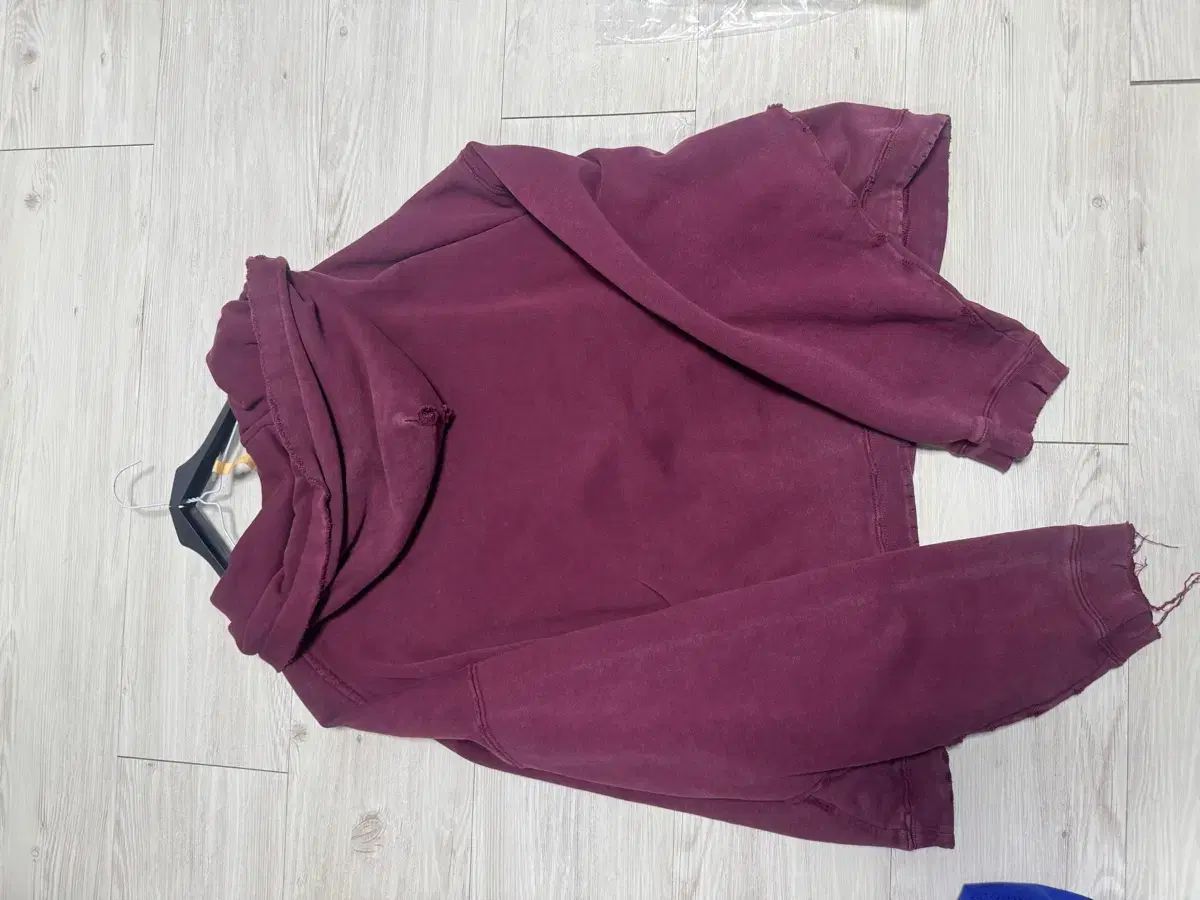 ロゴ バーガンディ