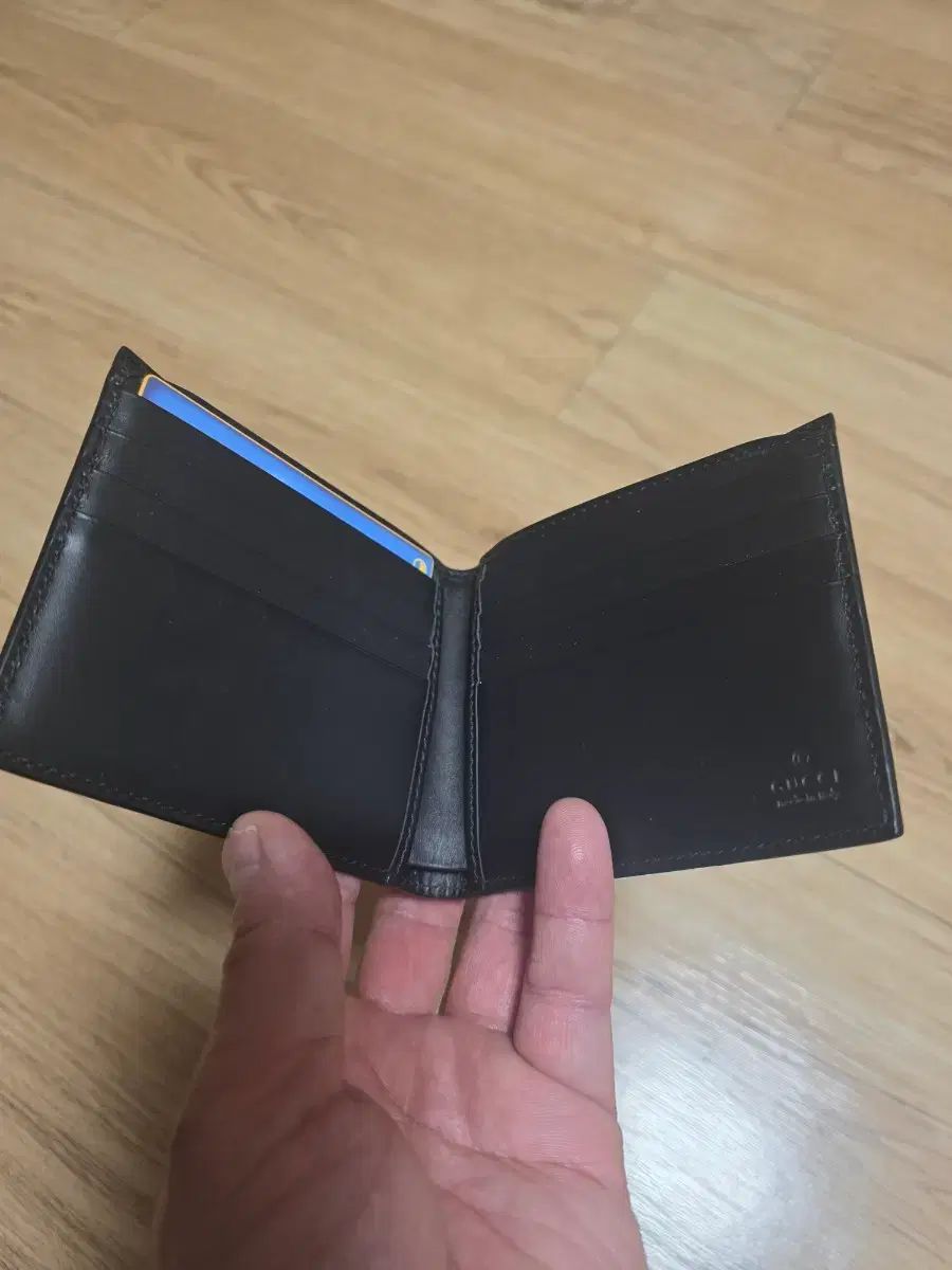 シュプリーム 二つ折り財布