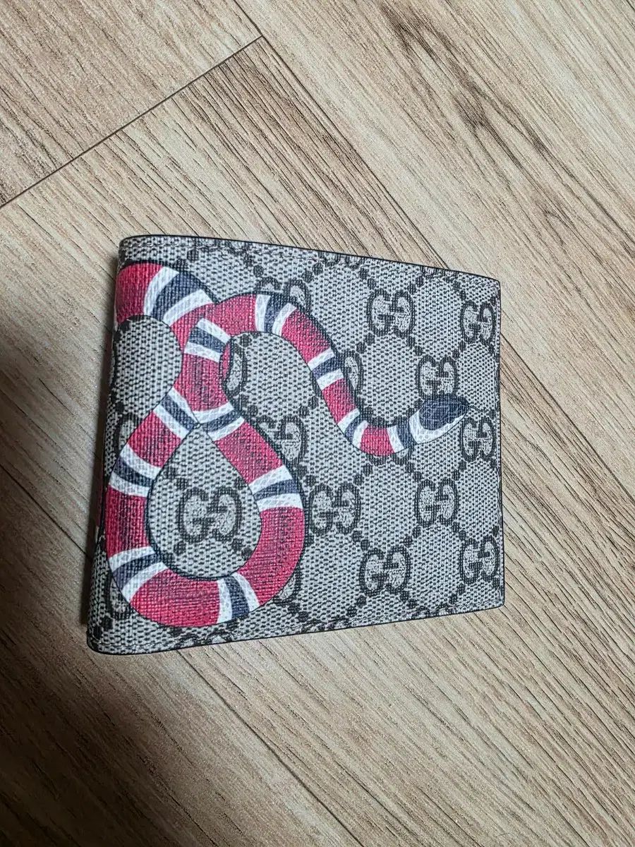 シュプリーム 二つ折り財布