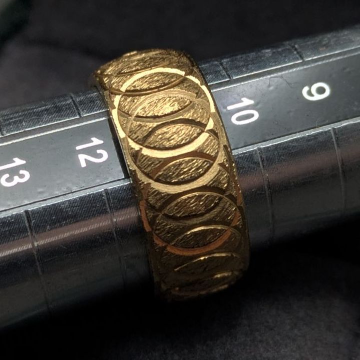 18K HGE ヴィンテージ調 幅広甲丸 彫金バンドリング ゴールドカラー 