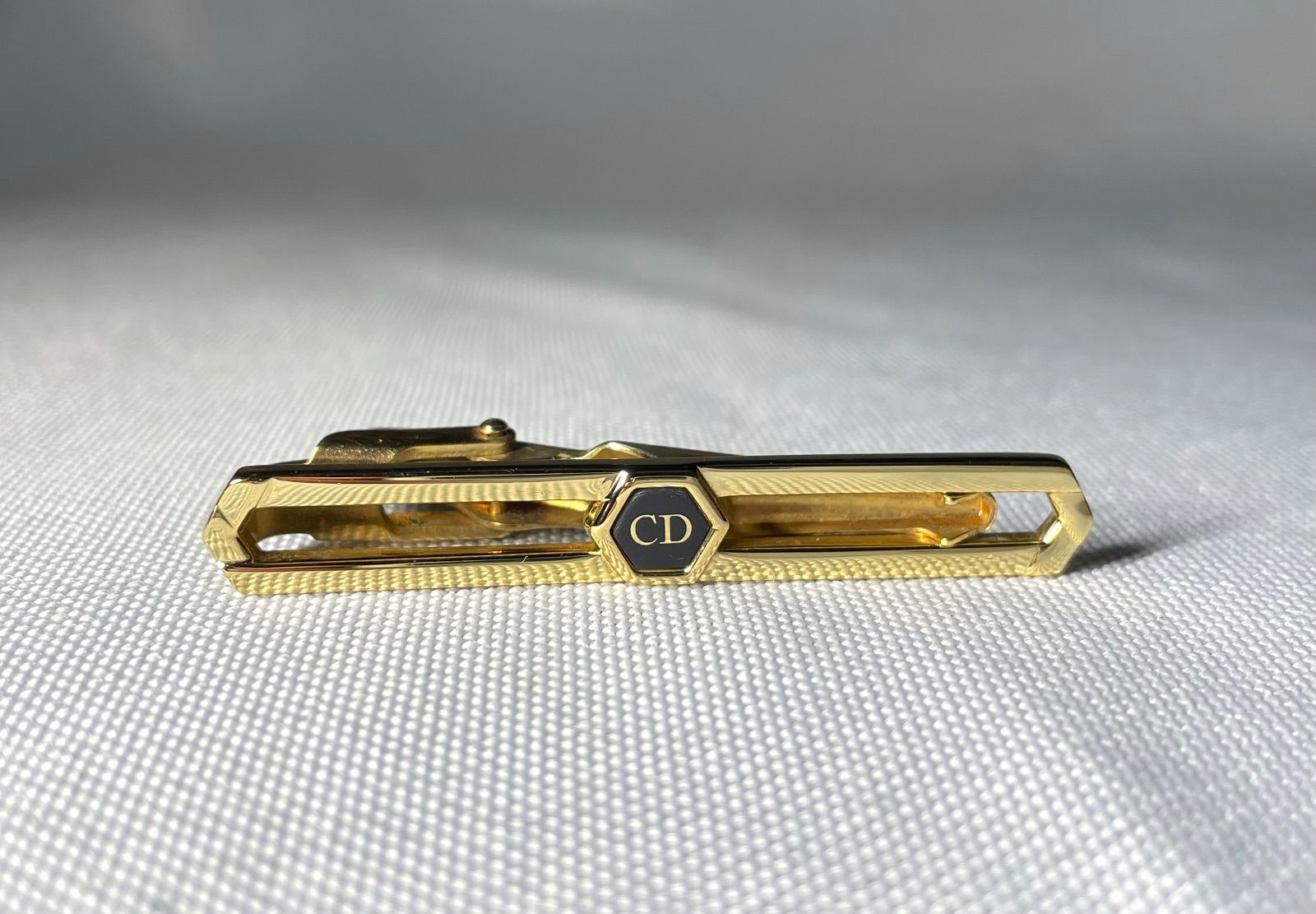 Dior ディオール ブランドロゴ くり抜きデザイン ブラック＆ゴールド ネクタイピン タイピン タイバー ゴールド＆ブラック メンズ