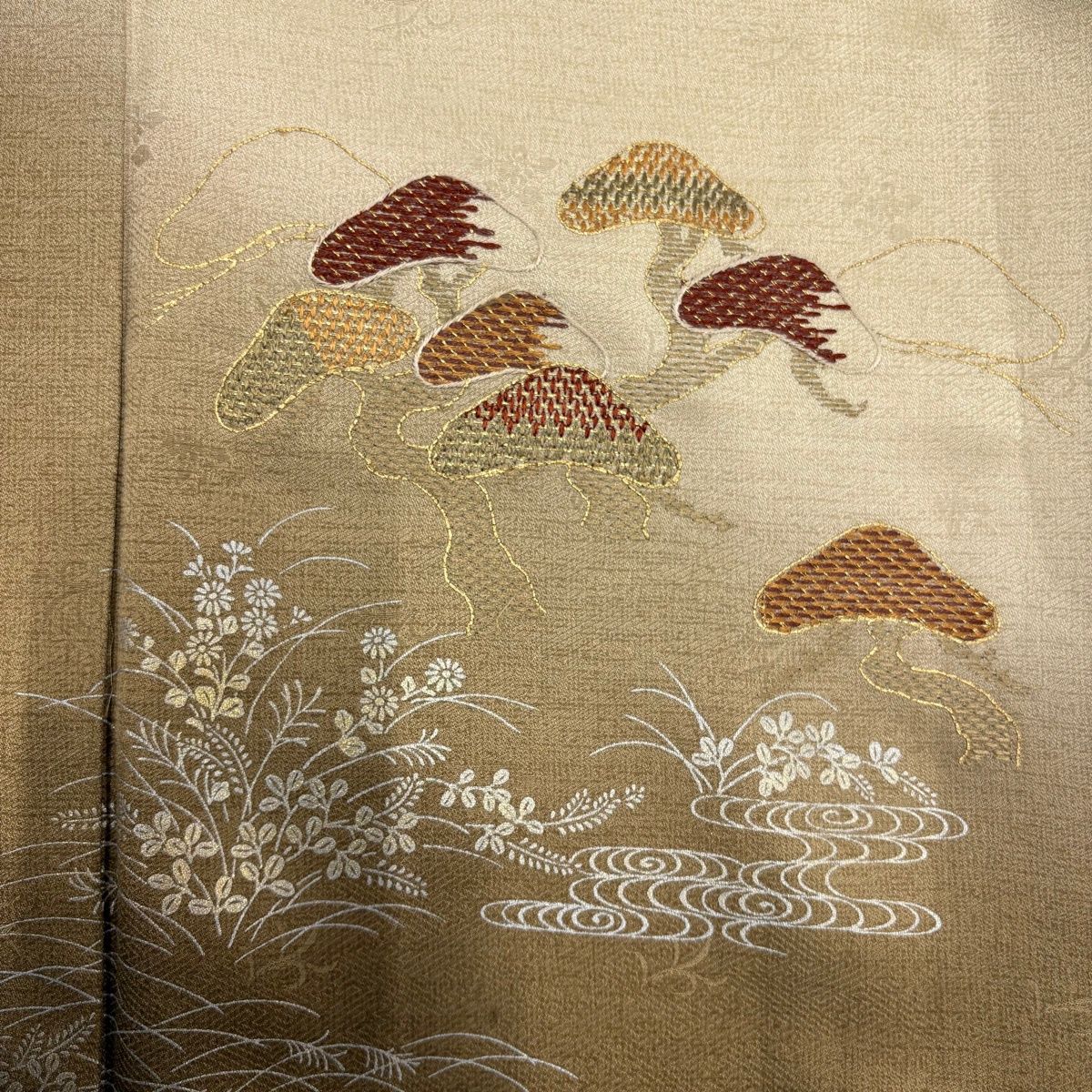 丸太遠藤　付下げ　薄物　千鳥　波　刺繍　正絹　ベージュ 付下げ 身丈154cm 裄丈63.5cm S 袷 笠松 秋草 刺繍 金銀彩 ベージュ