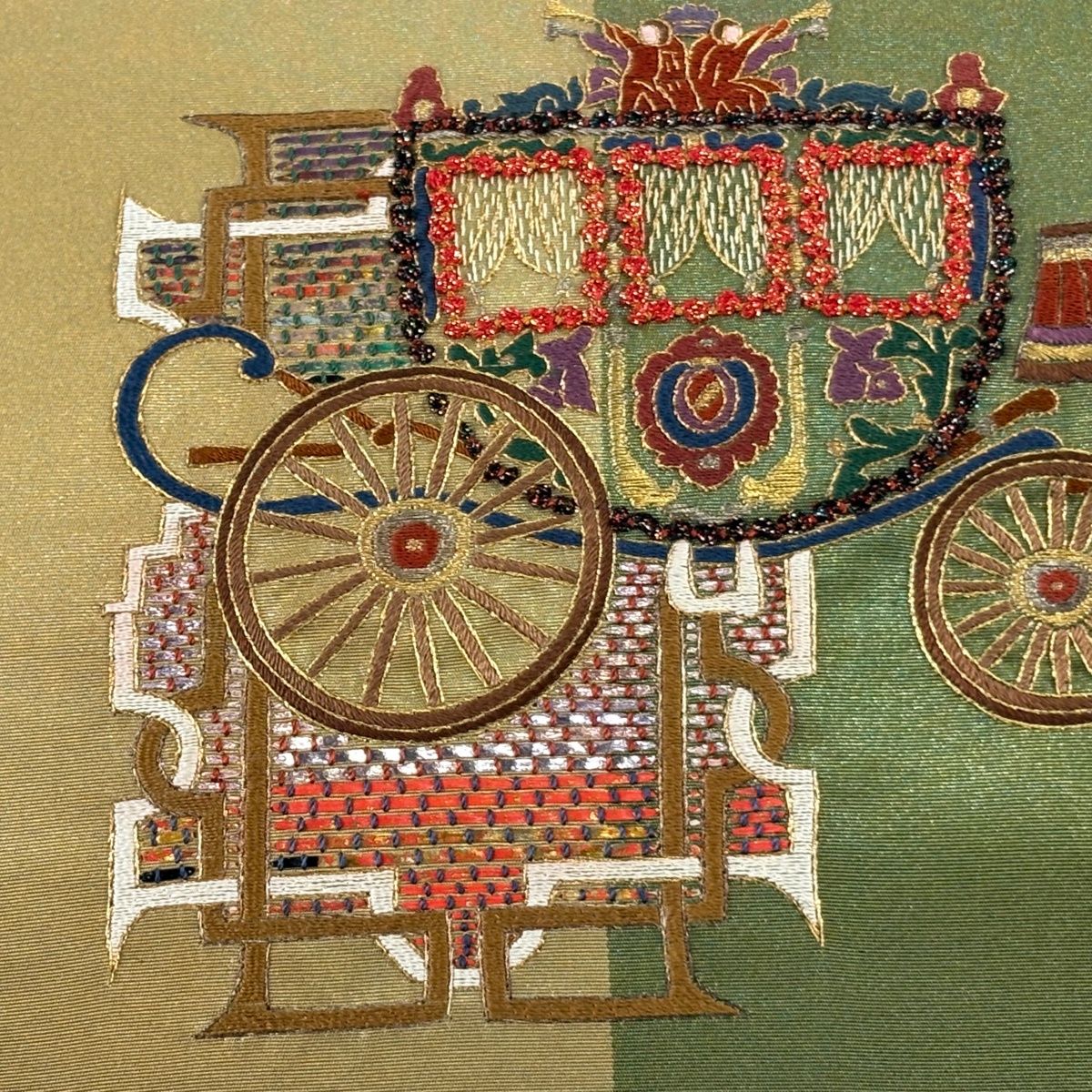 美品】 袋帯 名品 馬車 乗り物 刺繍 金糸 茶緑色 お太鼓柄 正絹 【中古