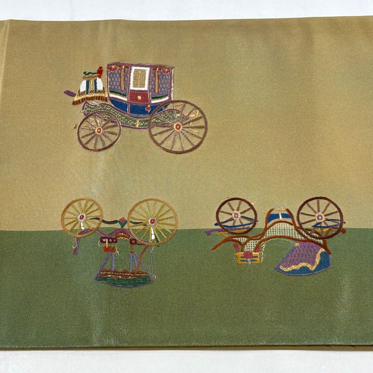 美品】 袋帯 名品 馬車 乗り物 刺繍 金糸 茶緑色 お太鼓柄 正絹 【中古