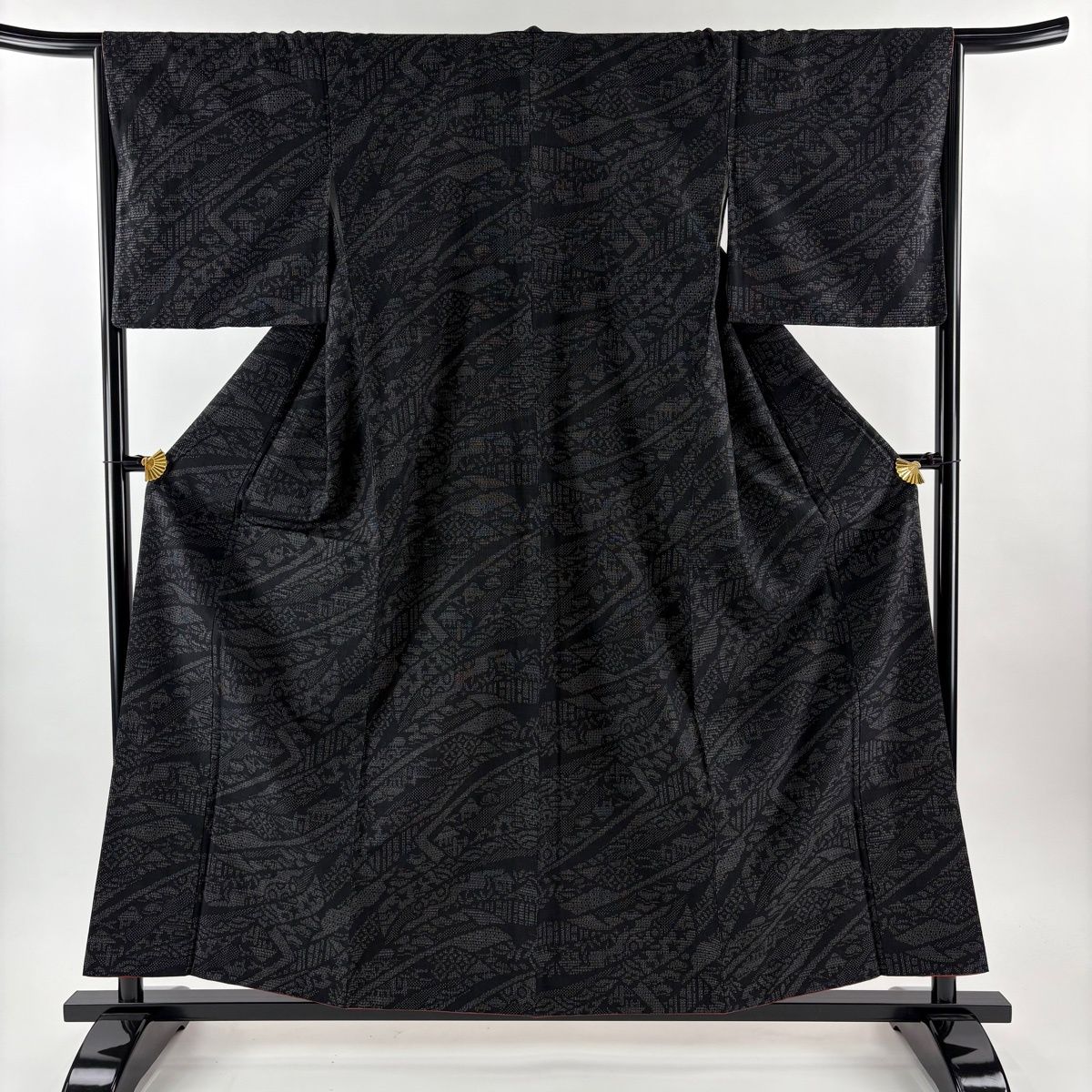 紬 身丈159.5cm 裄丈65.5cm M 袷 証紙 熨斗 七宝 黒 正絹 逸品 【中古