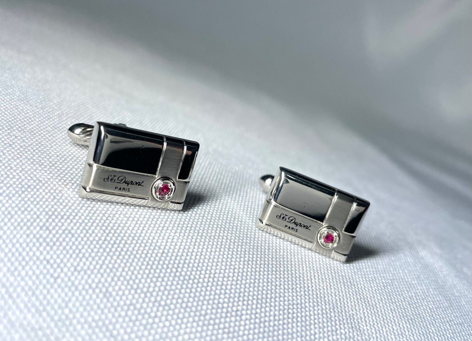 S T Dupont デュポン ブランドロゴ文字 レッドストーン装飾 鏡面＆艶消しシルバー＆ブラック スクエアカフス カフリンクス ボタン
