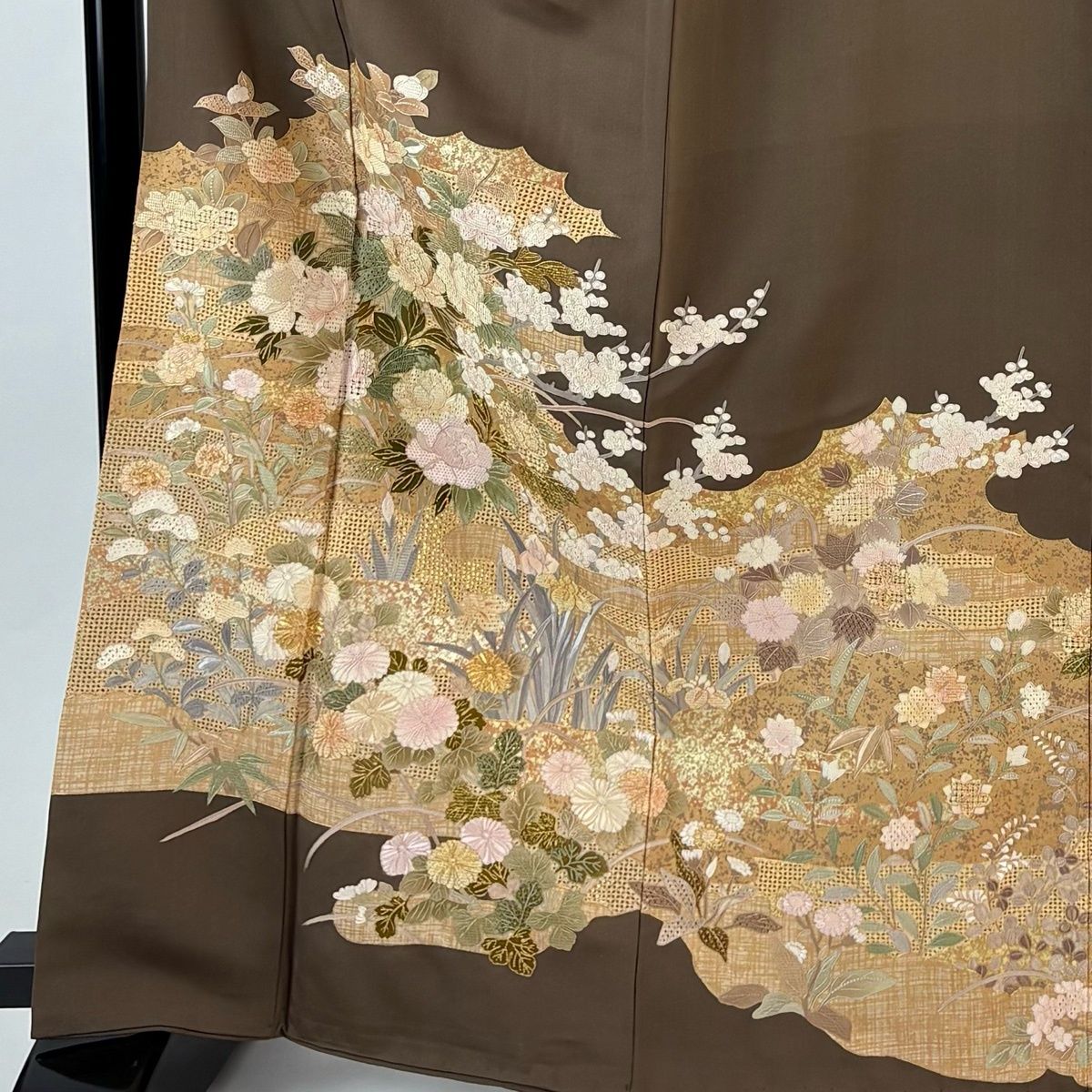 色留袖 身丈165 cm 裄丈65.5 M 袷 牡丹 菊 刺繍 金糸 茶色 正絹 一つ紋