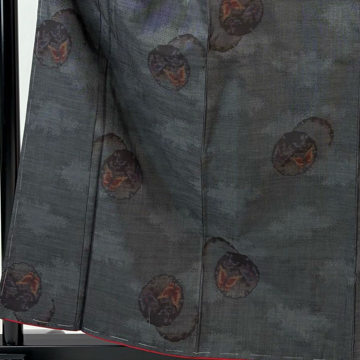 美品】 大島紬 身丈159cm 裄丈64.5cm M 袷 証紙 雪輪 蝶 黒灰 正絹