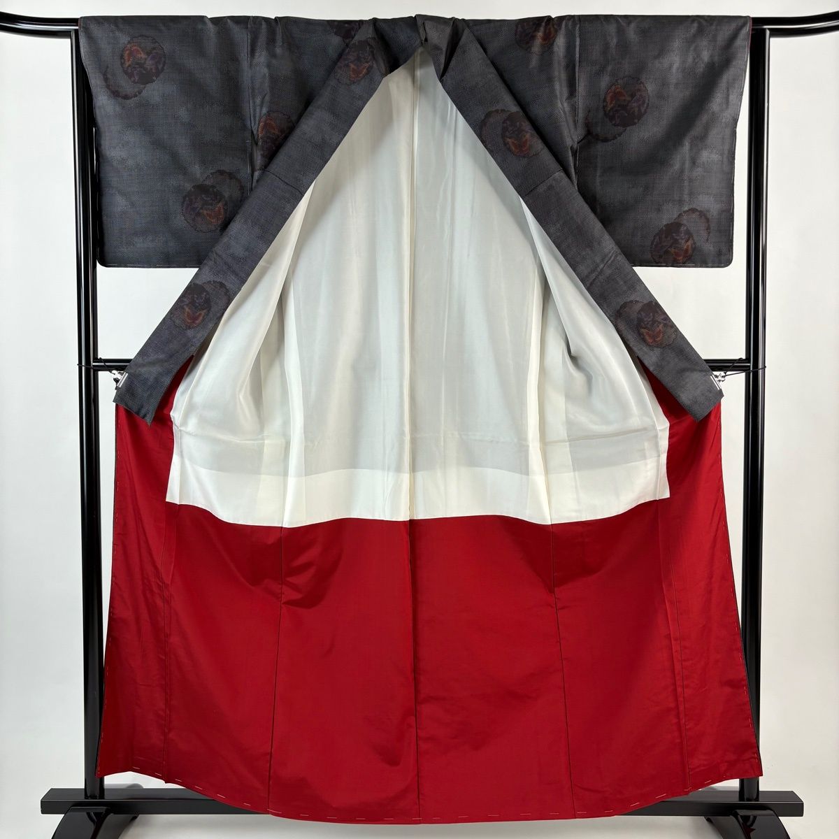 美品】 大島紬 身丈159cm 裄丈64.5cm M 袷 証紙 雪輪 蝶 黒灰 正絹