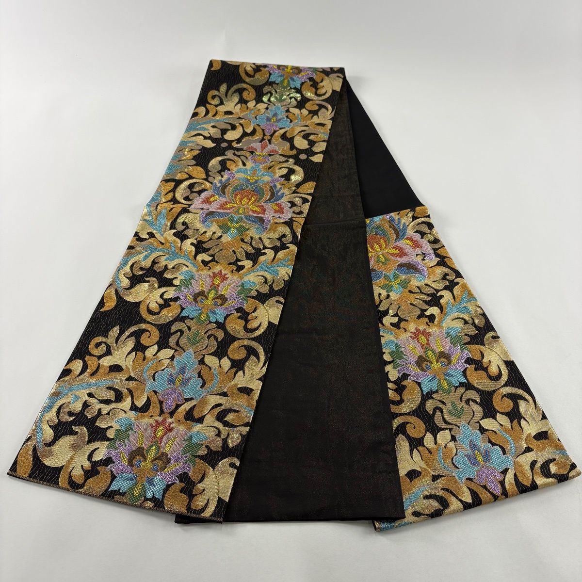 正絹　袋帯　黒地　幾何学　金色模様入り 袋帯 秀品 関西仕立て 幾何学模様 箔 金糸 黒 六通 正絹 【中古