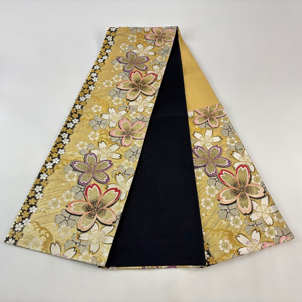 美品】 袋帯 秀品 桜 花びら 刺繍 金糸 金色 六通 正絹 【中古