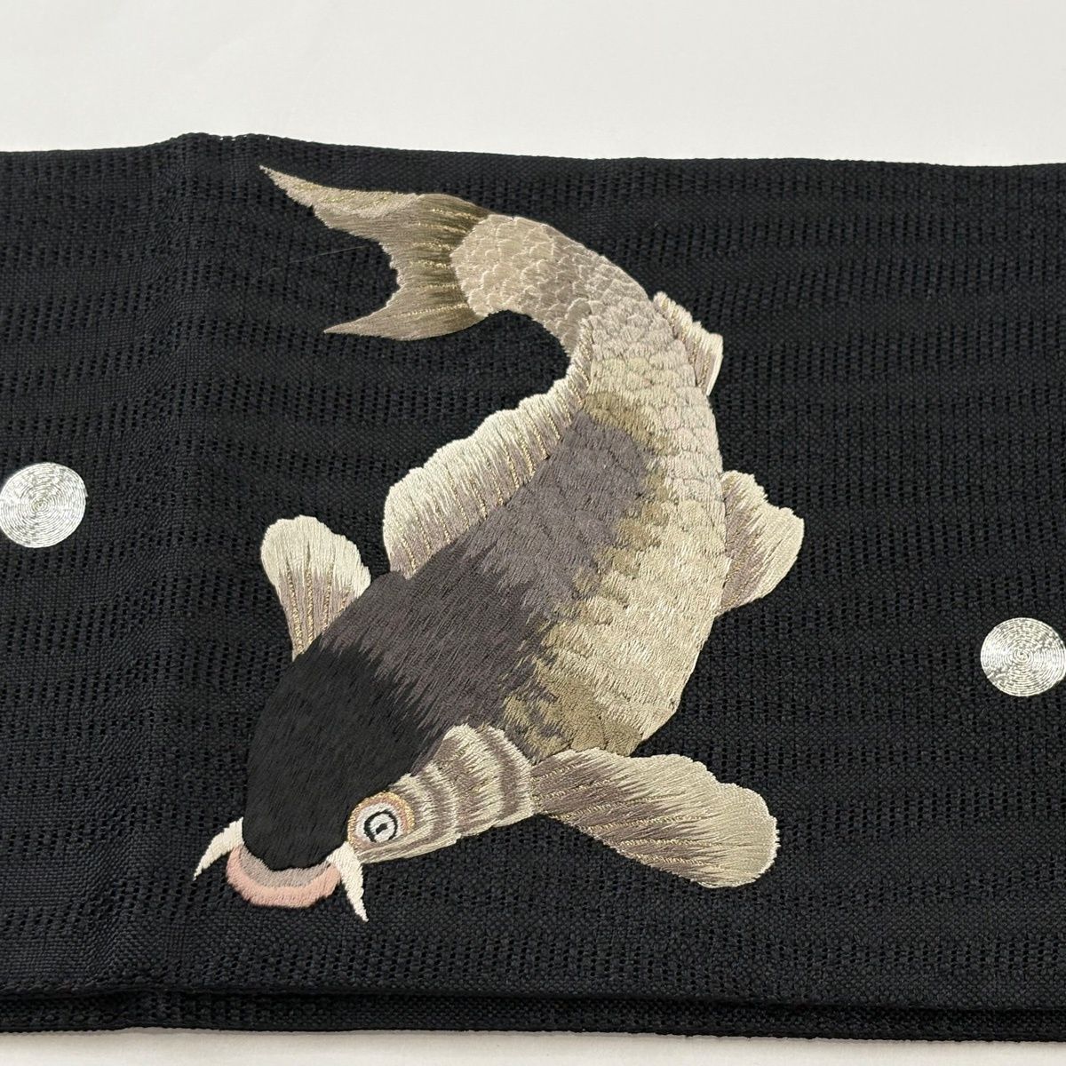 美品】半幅帯 秀品 夏帯 撫松庵 よろけ縞 鯉 金銀糸 刺繍 黒 化繊