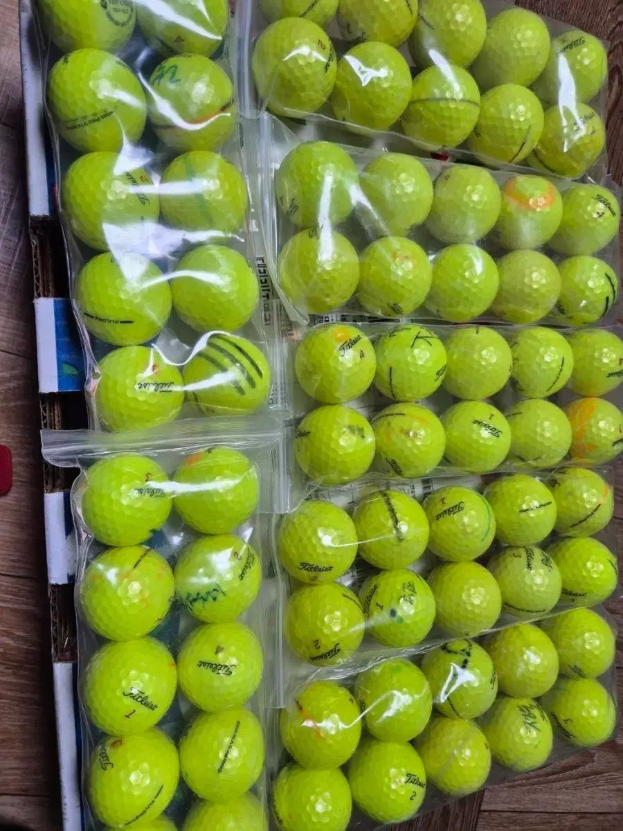 タイトリスト 蛍光COLOR v 1 x 4 ps 12万円