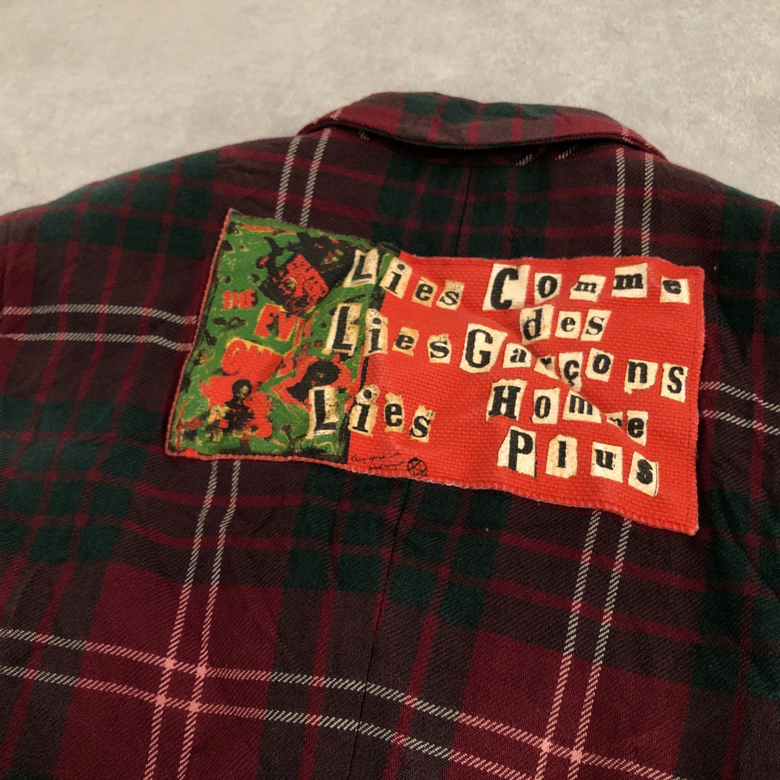 コムデギャルソンオムプリュス 赤と緑のダークチェック テーラードジャケット 中古・古着通販】COMME des GARCONS HOMME PLUS (コムデギャルソンオム