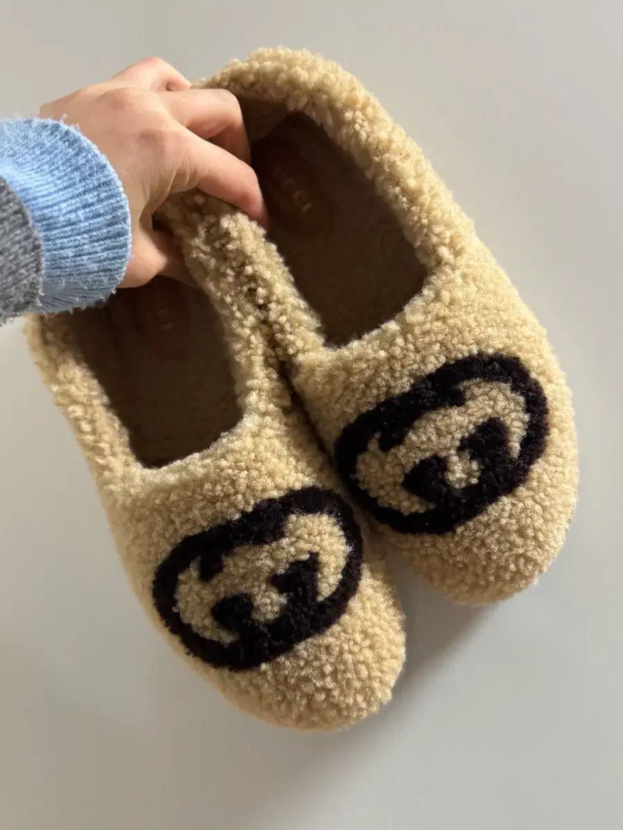 グッチ インターロッキング ファー フラットシューズ