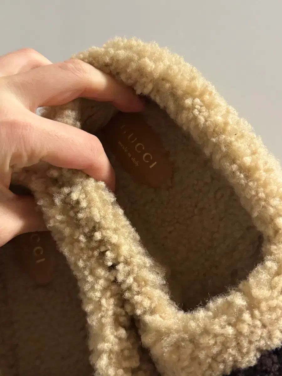 グッチ インターロッキング ファー フラットシューズ