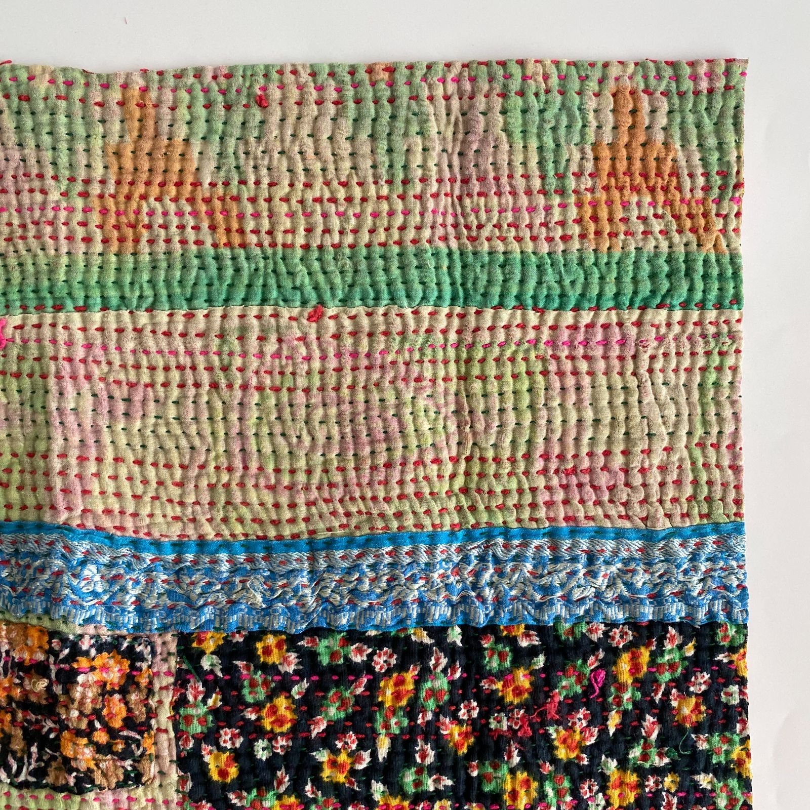 カラフル スクエア型ステッチ ラリーキルト インテリア カンタキルト 377 カラフル スクエア型ステッチ ラリーキルト インテリア カンタキルト