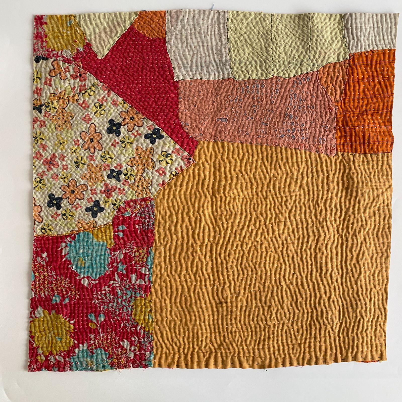 3474 ラリーキルト カンタキルト オールドファブリック ハギレ 赤 刺繍