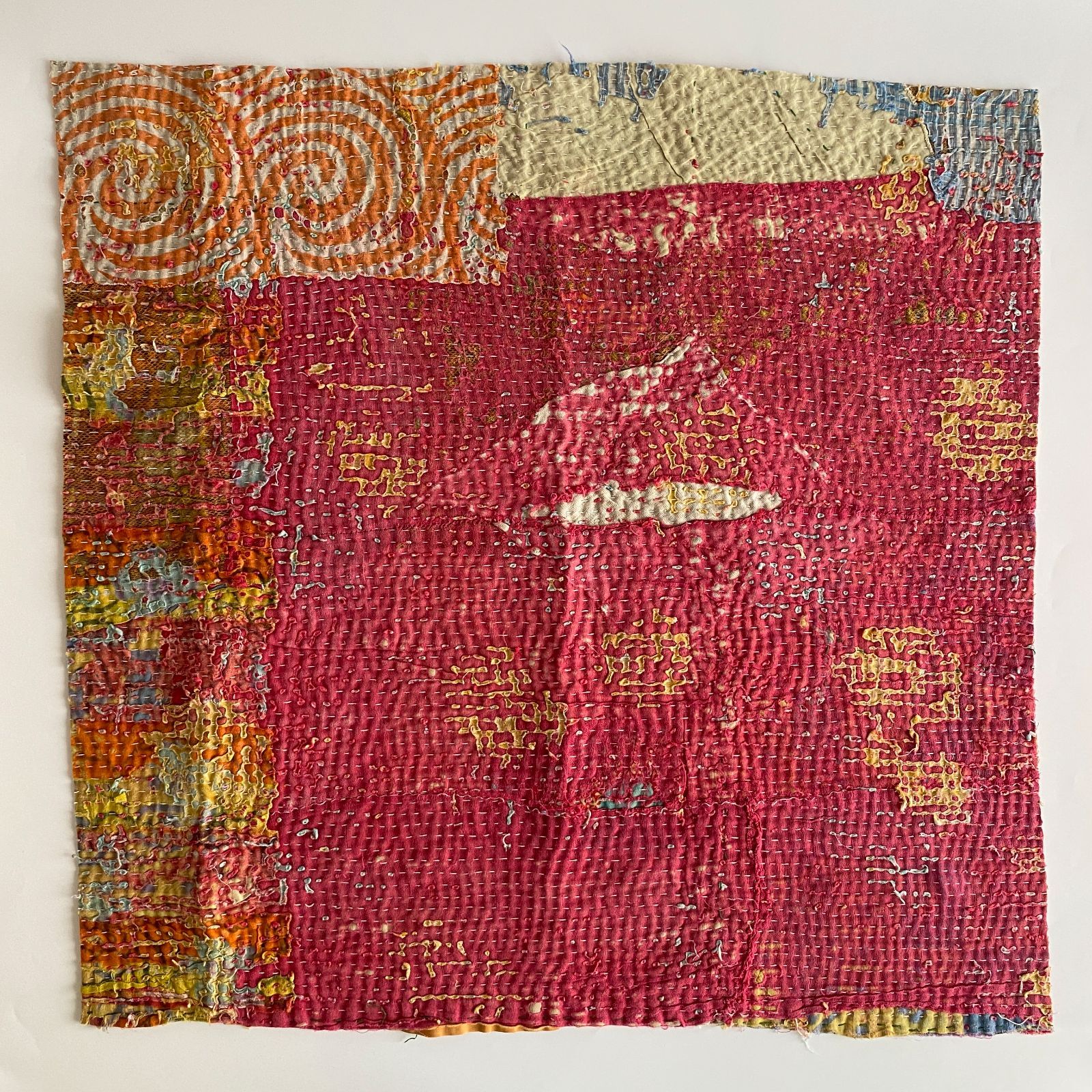 3474 ラリーキルト カンタキルト オールドファブリック ハギレ 赤 刺繍