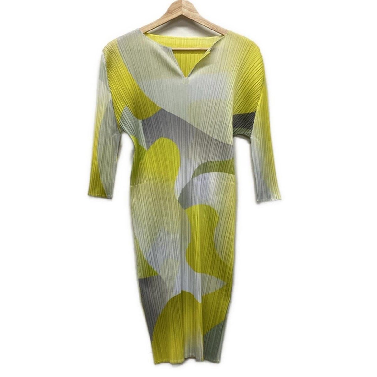 プリーツプリーズ ワンピース サイズ3 L レディース ライトグレー イエロー マルチ キーネック 七分袖 ひざ丈 総柄 プリーツ