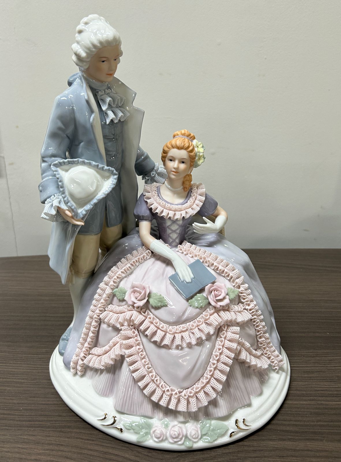  恋人達の語らい Underglaze painting バージョン 1個 棚付き小物 置物 インテリア小物