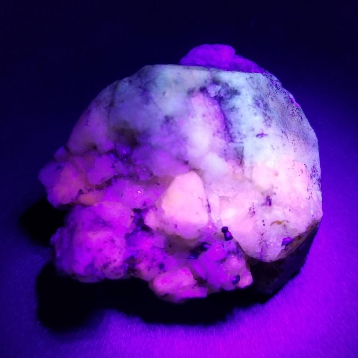 アフガニスタン産 スカイブルー ソーダライト ウィレマイト 共生鉱物