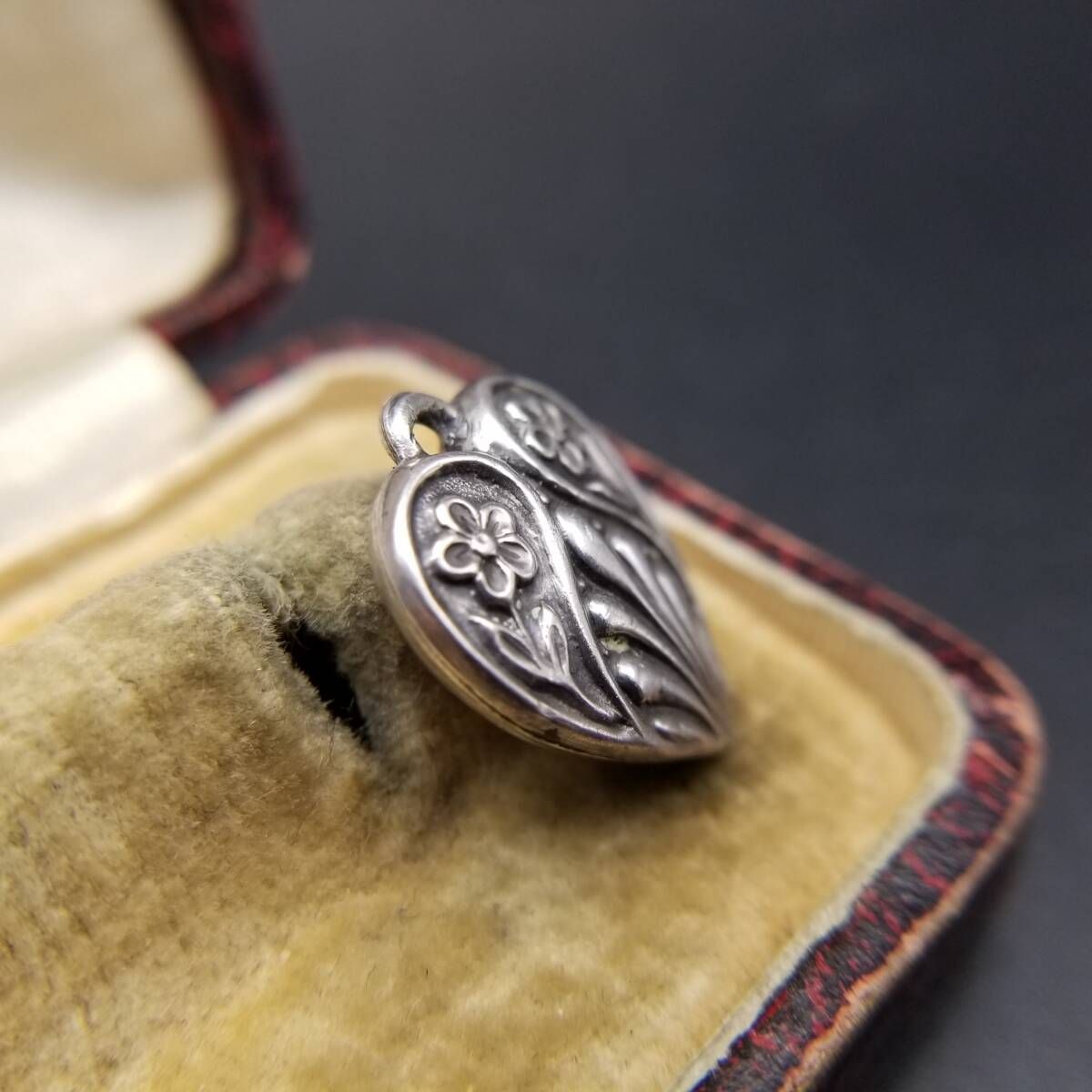 WWII期 ヴィンテージ スウィートハートジュエリー 2輪のお花 チャーム