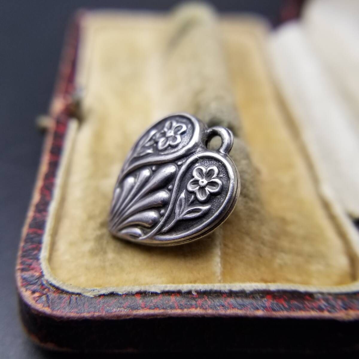 WWII期 ヴィンテージ スウィートハートジュエリー 2輪のお花 チャーム