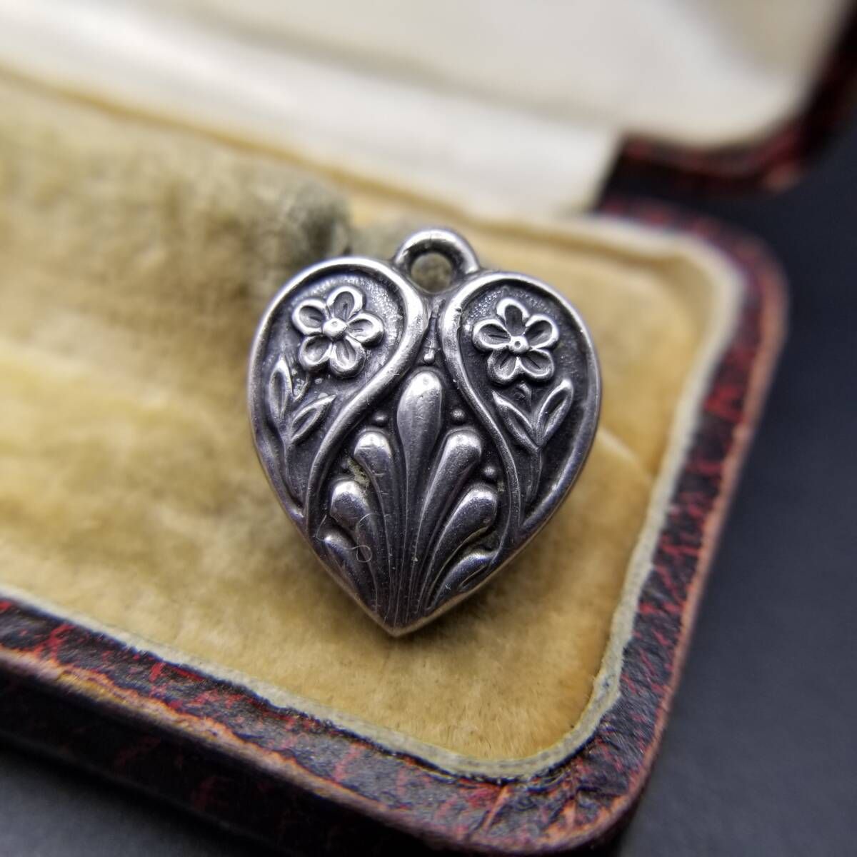 スウィートハートジュエリー　ヴィンテージ　チャーム WWII期 ヴィンテージ スウィートハートジュエリー 2輪のお花 チャーム