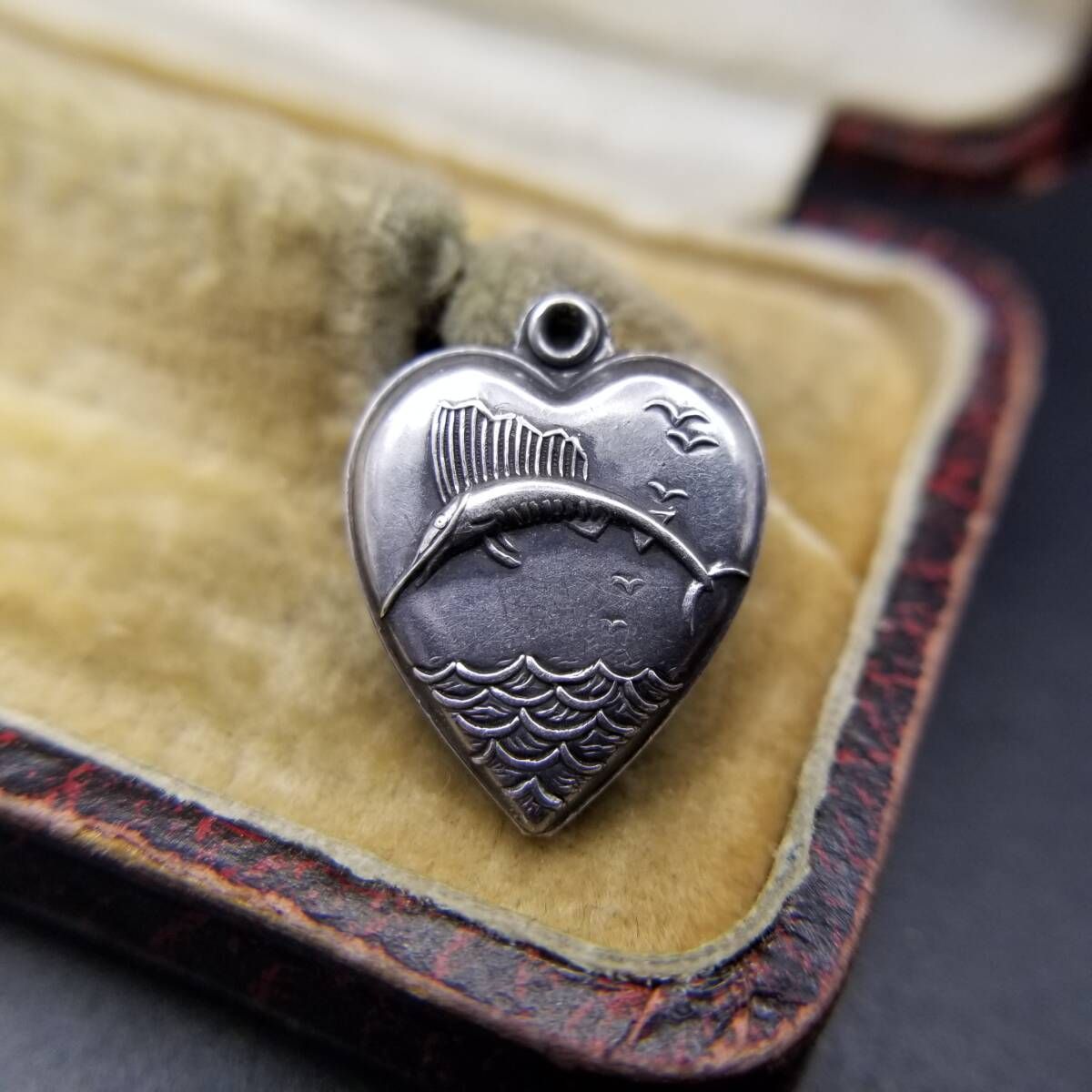 WWII期 ヴィンテージ スウィートハートジュエリー トビウオ 海の風景