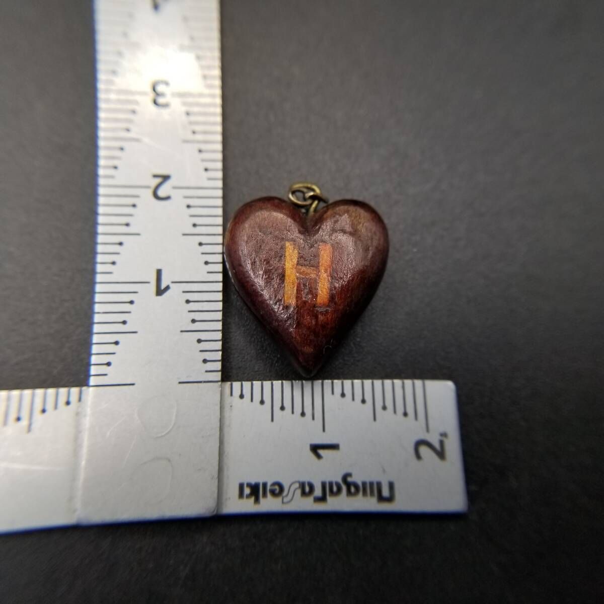 ヴィンテージ パッフィーハート イニシャルレター H チャーム 木製