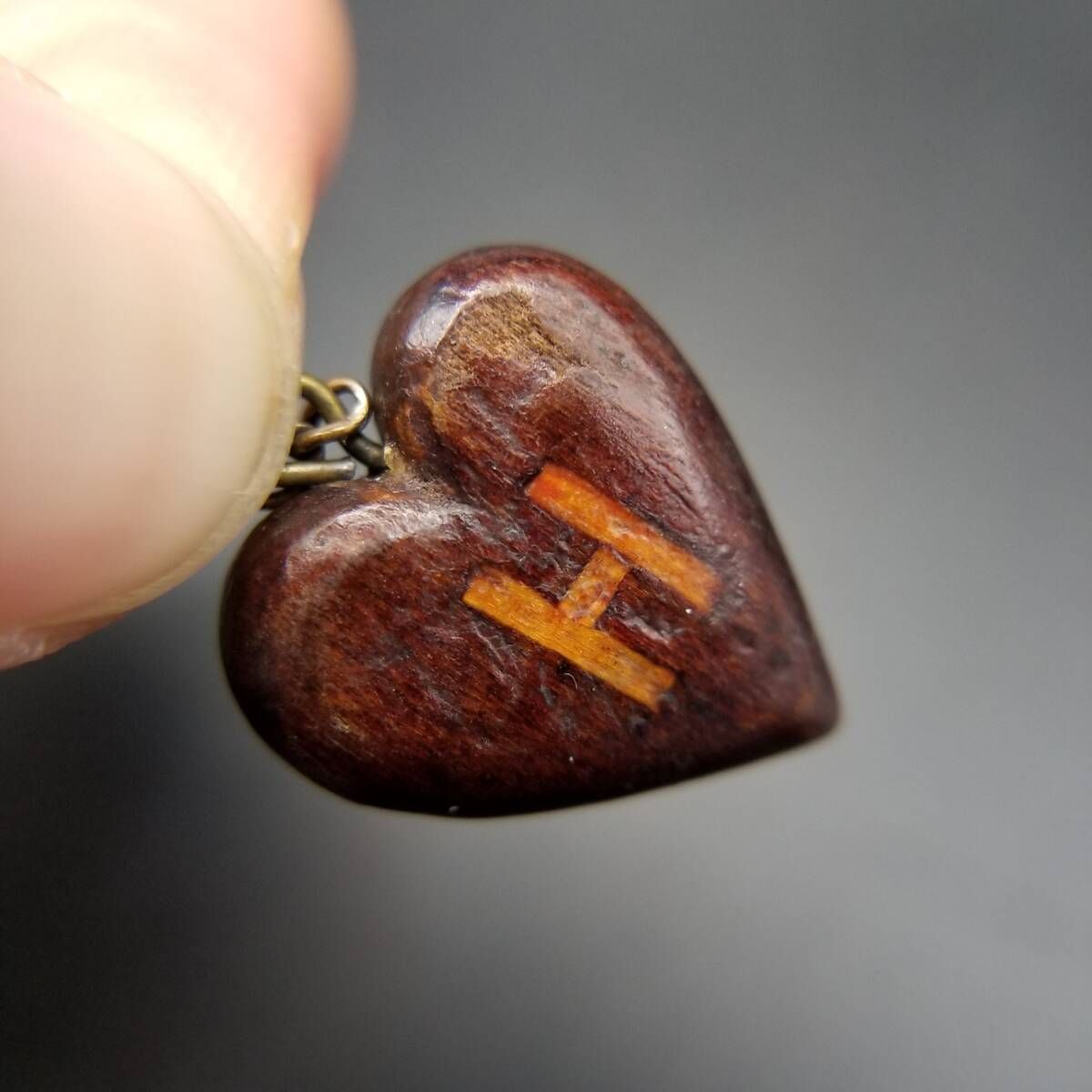 ヴィンテージ パッフィーハート イニシャルレター H チャーム 木製