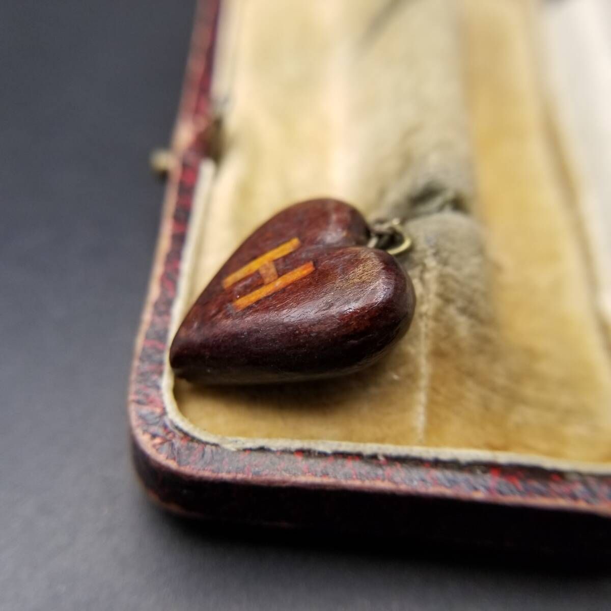 ヴィンテージ パッフィーハート イニシャルレター H チャーム 木製