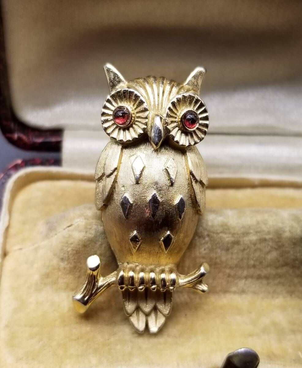 50 60 s Crown Trifari アイコニック 木にとまるフクロウ ヴィンテージ バード ブローチ ゴールドトーン レッドアイ 上品な存在感 Y 25 M