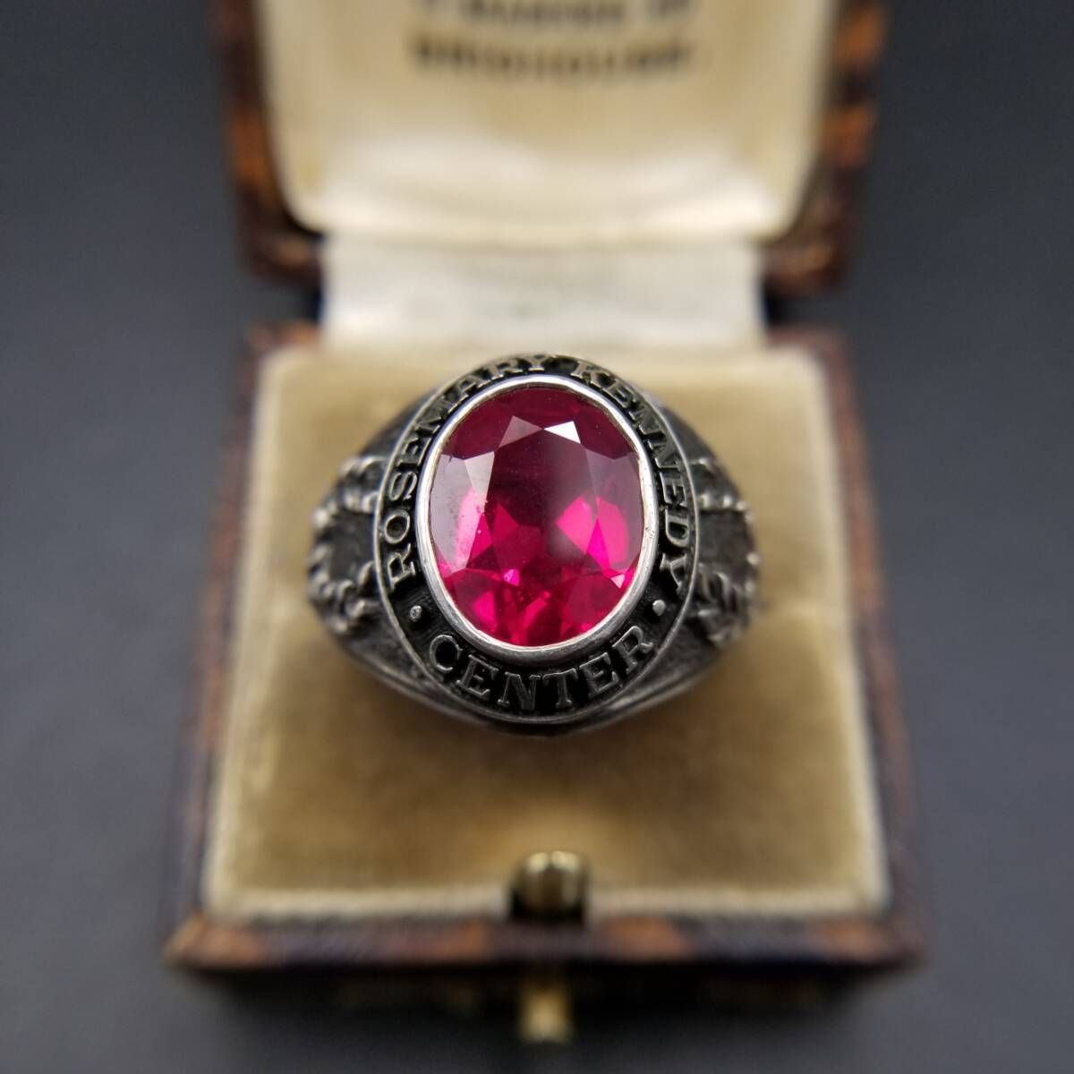米国 ヴィンテージ クラスリング Rosemary Kennedy Initiative シグネット 925 シルバー 指輪 ルビーピンク石 重厚感 フローラル Y 25-I