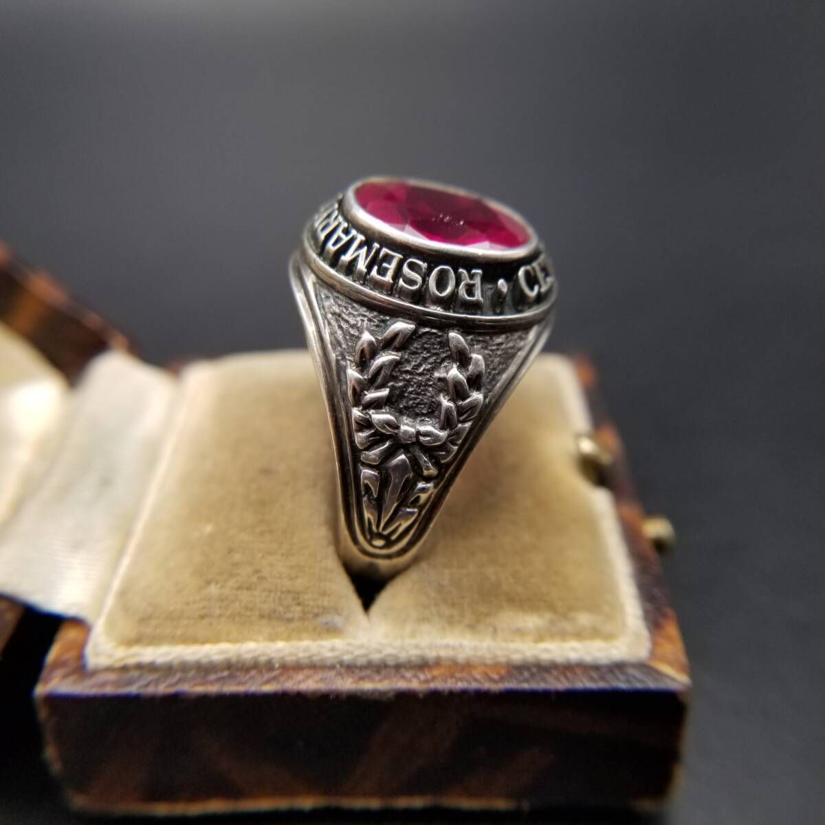  米国 ヴィンテージ クラスリング Rosemary Kennedy Initiative シグネット 925 シルバー 指輪 ルビーピンク石 重厚感 フローラル Y 25 I リング 指輪 アクセサリー