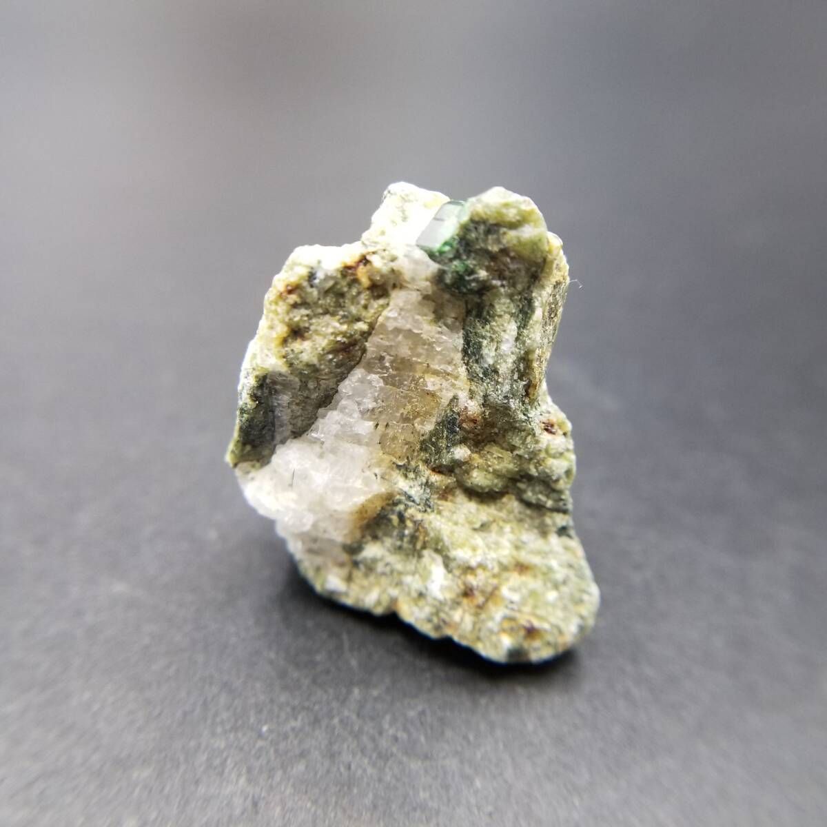 アフガニスタン産 灰クロム柘榴石 ウバロバイト 原石 母岩付き 鮮緑