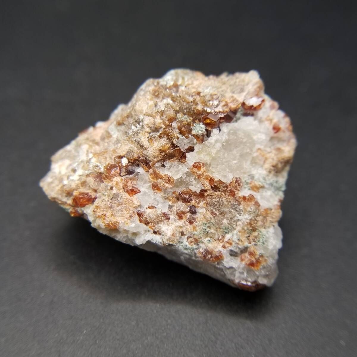 パキスタン産 スペサルティンガーネット クリスタル 原石 母岩付き