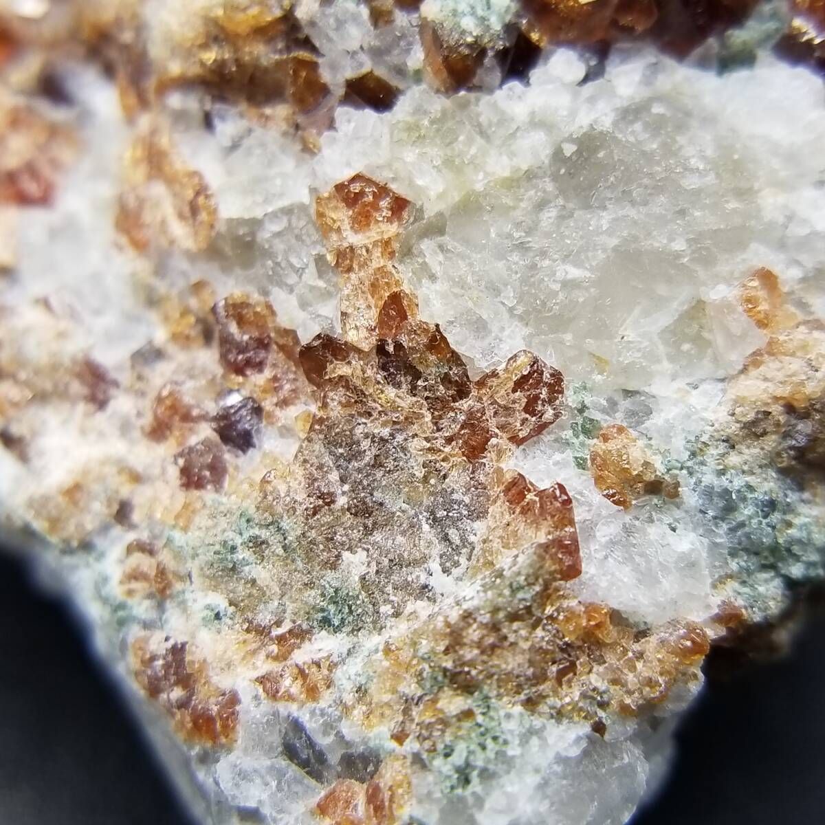 パキスタン産 スペサルティンガーネット クリスタル 原石 母岩付き