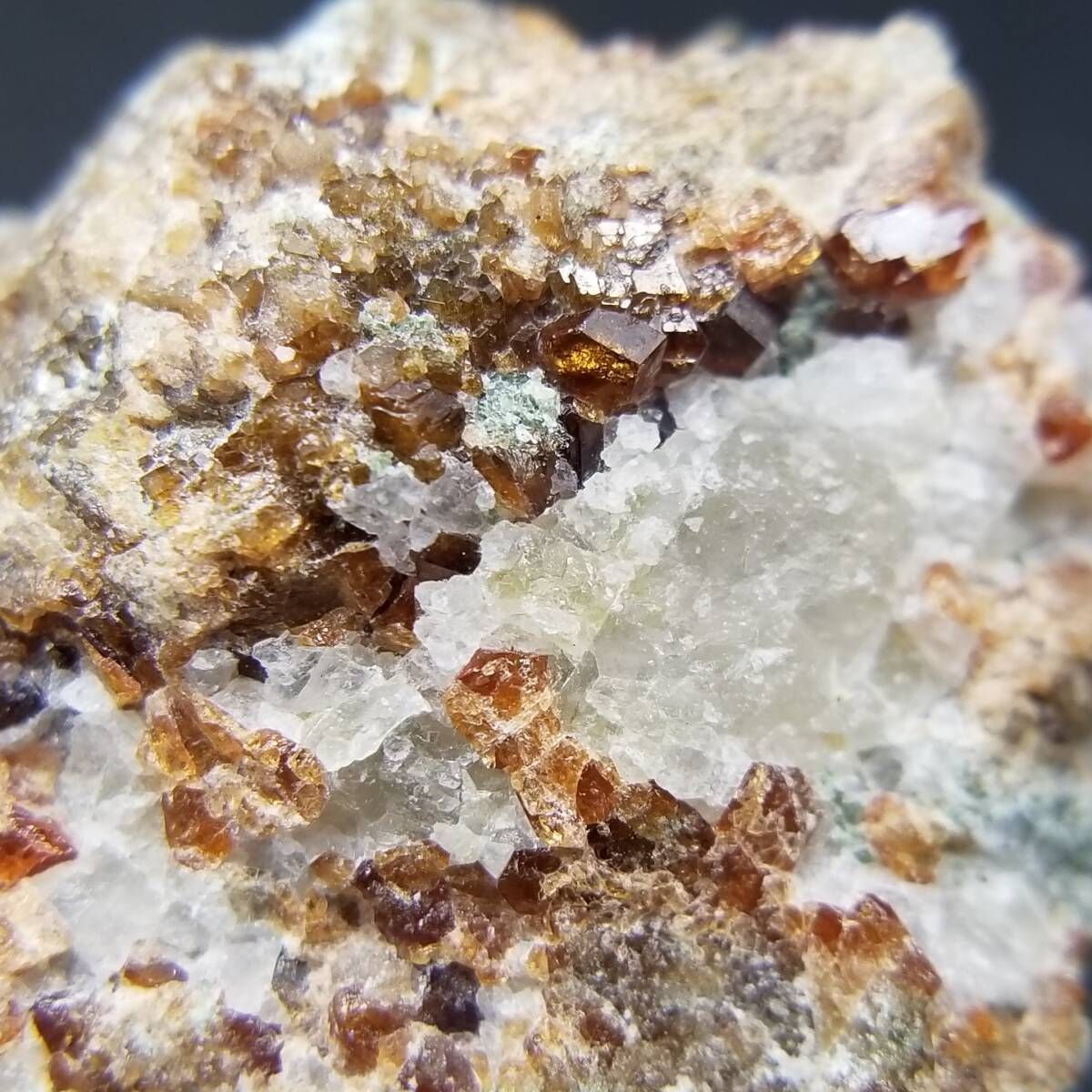 パキスタン産 スペサルティンガーネット クリスタル 原石 母岩付き