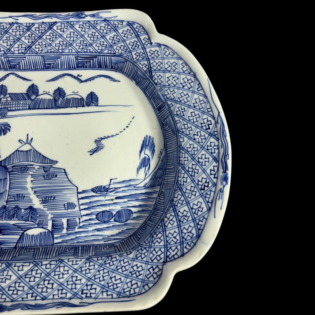 江戸時代後期 皿 染付 古伊万里 手描き 飾り皿 山水文 ベロ藍 銘あり