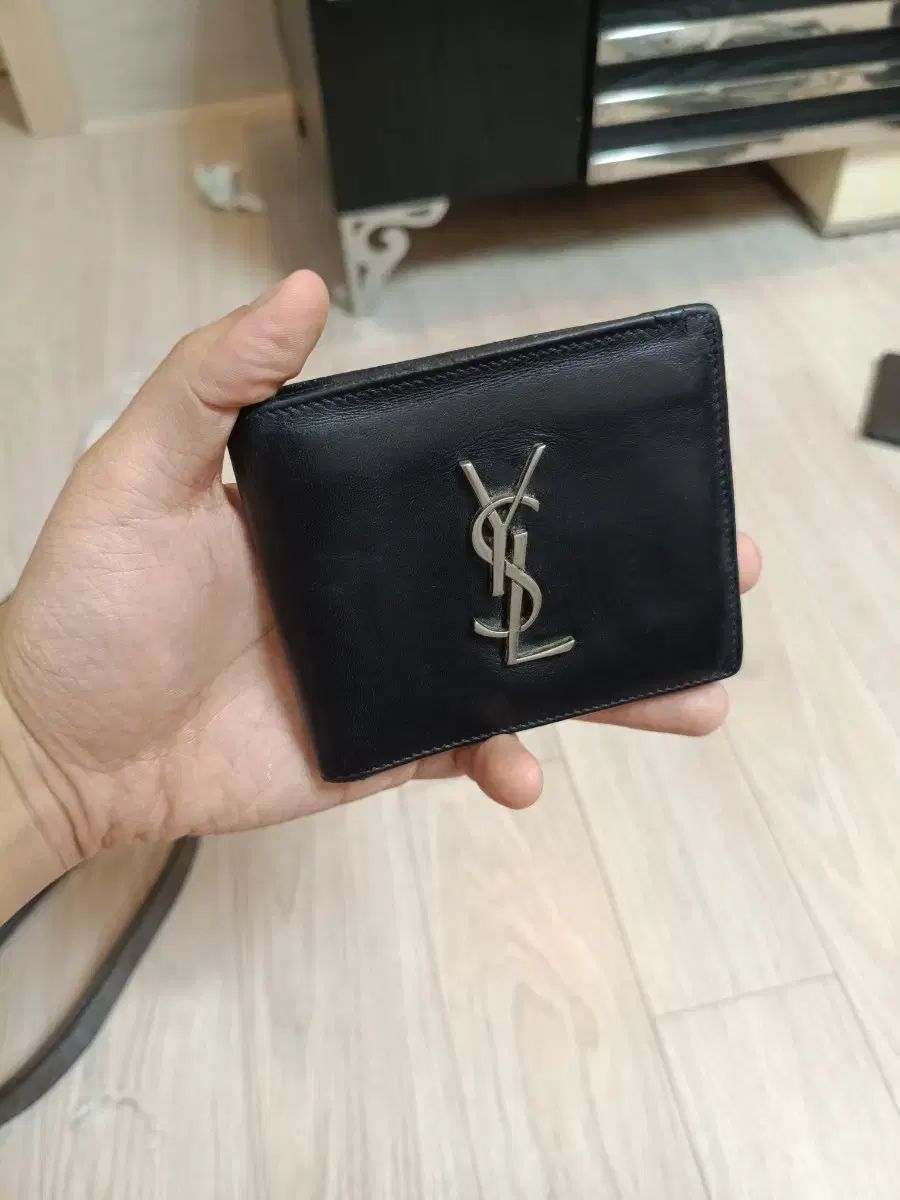サンローラン Saint Laurent 二つ折り財布 シルバー 正規品)イヴ・サンローラン モノグラム コレクション 二つ折り財布