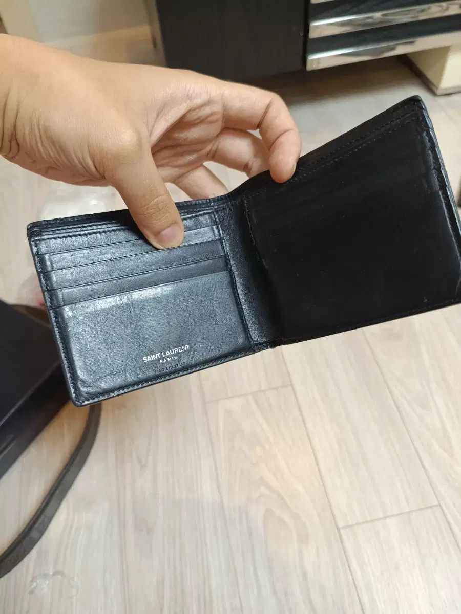 正規品)イヴ・サンローラン モノグラム コレクション 二つ折り財布