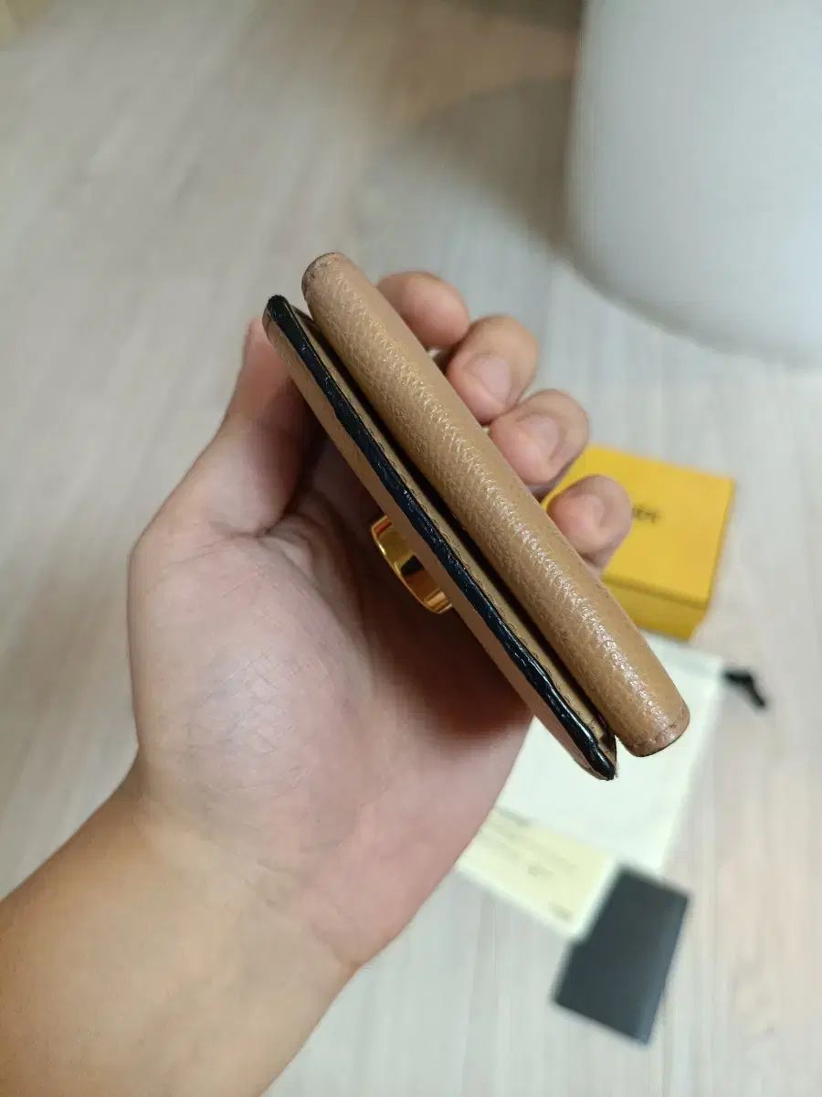 ふーふう様　おまとめ買い2点 正規品) FENDI F ロゴ カーフ マイクロ 最新 ツリーポール 2つ折り財布