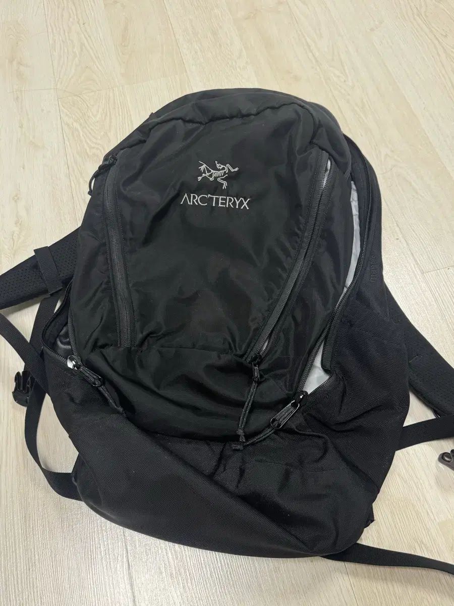 ARC TERYX アークテリクス マンティス２６ 旧モデル ブラックシルバー 銀装