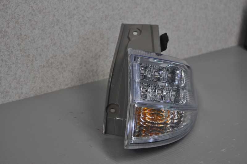 エスティマ ハイブリッド X 中期 (AHR20W ACR50W) 動作保証 右 テール